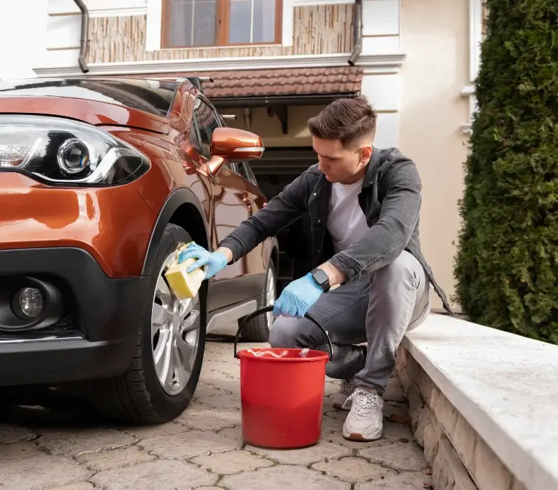 Lavage auto à domicile Les Sables-d'Olonne : professionnel intervenant sur un véhicule